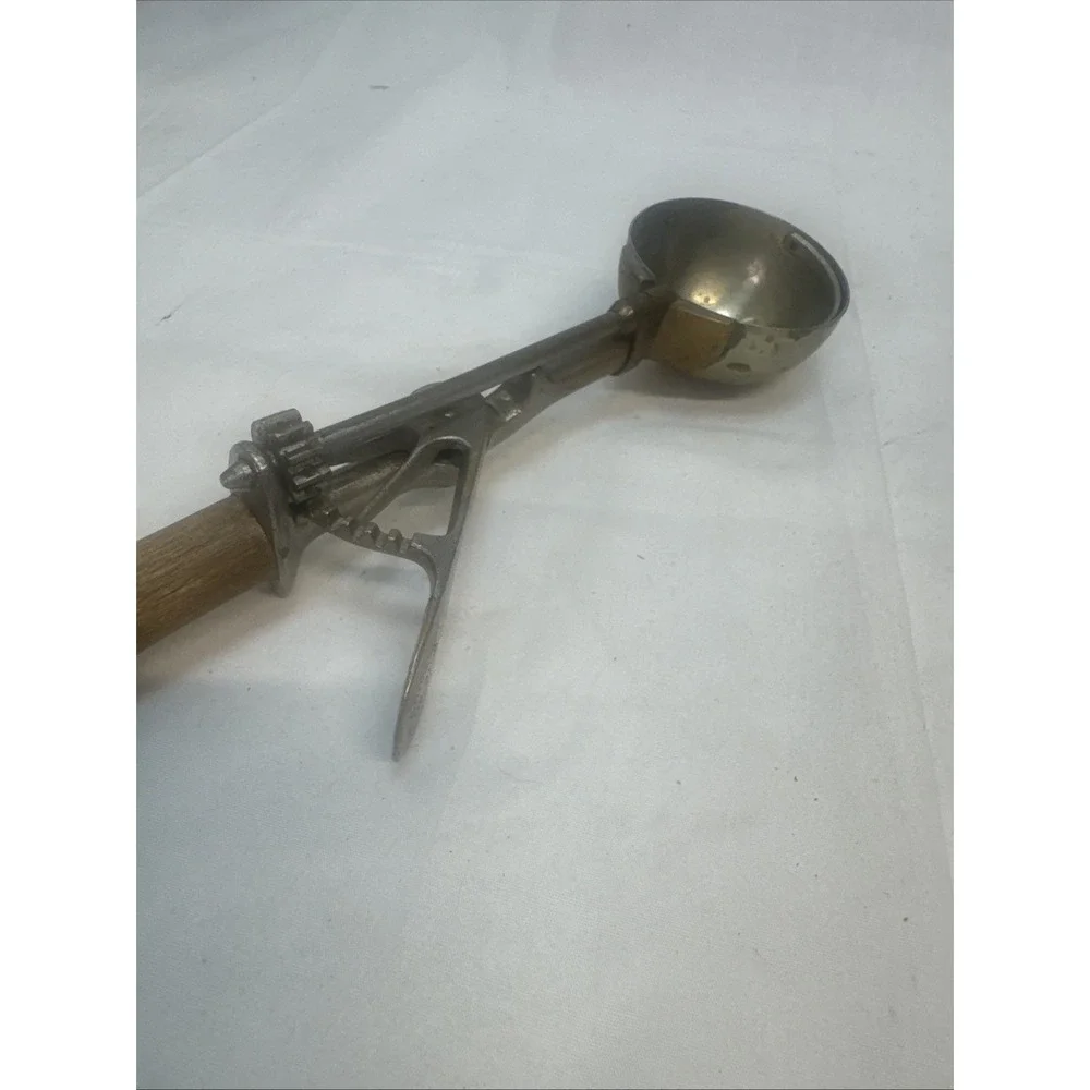 Gilchrist No. 31 Size 12 Ice Cream Scoop Vintage Wood Handle Lever 10-1/2
